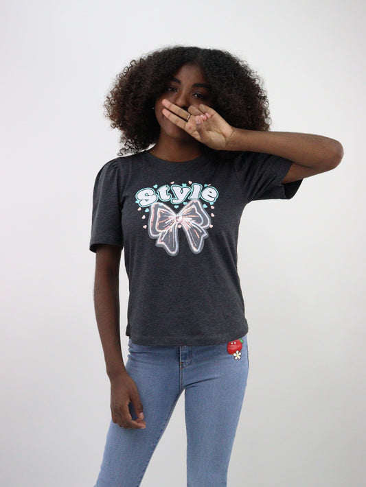 Playera manga corta de color gris oxford con aplicación