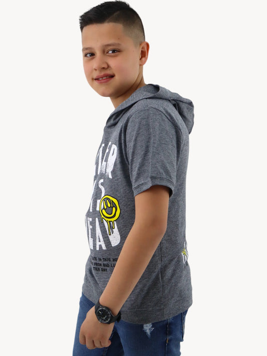 Playera manga corta con capucha y estampado