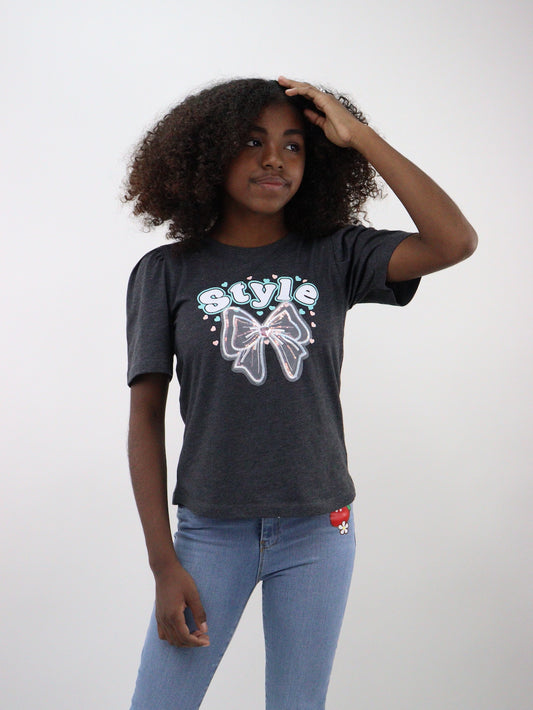 Playera manga corta de color gris oxford con aplicación