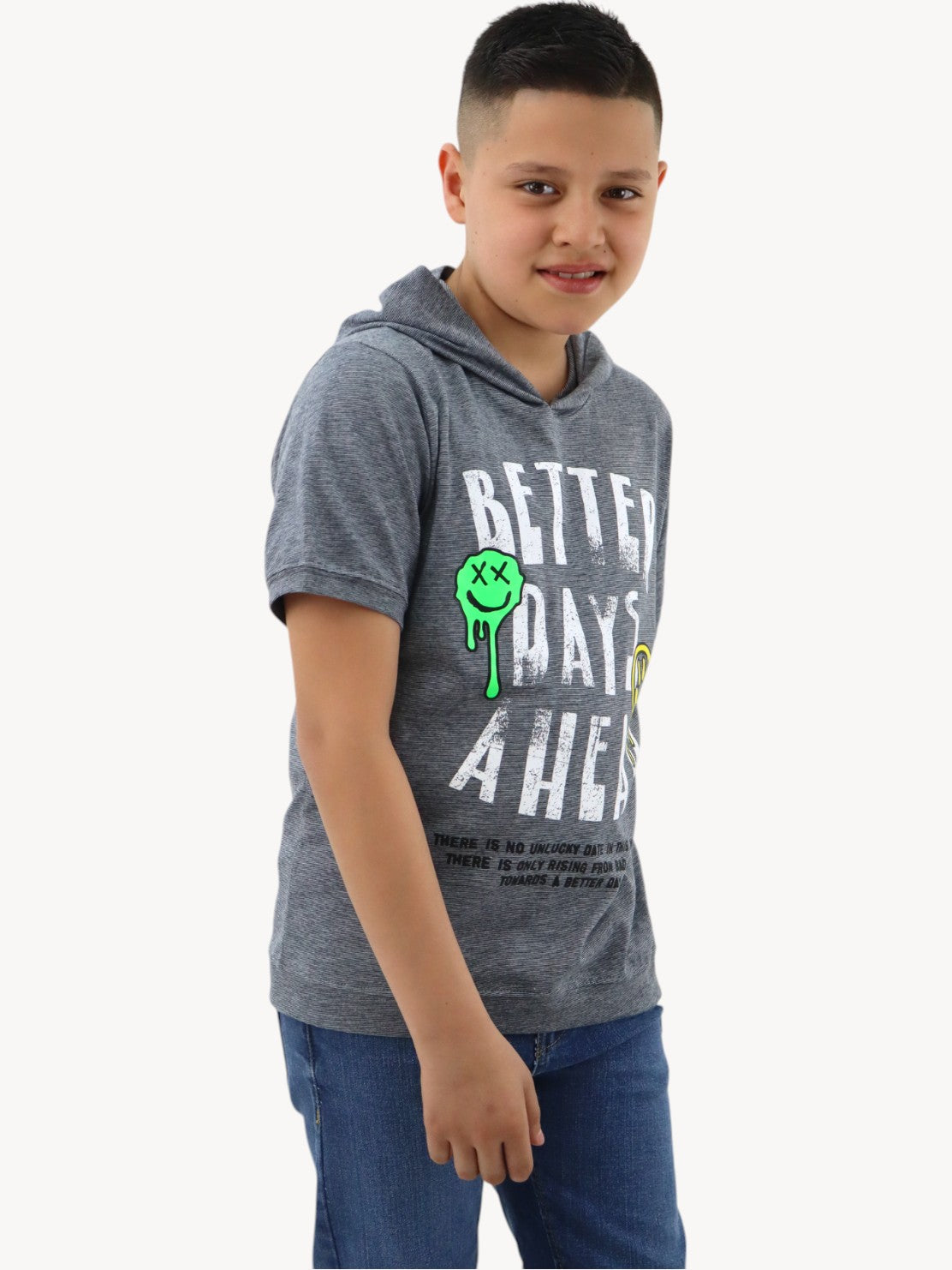 Playera manga corta con capucha y estampado