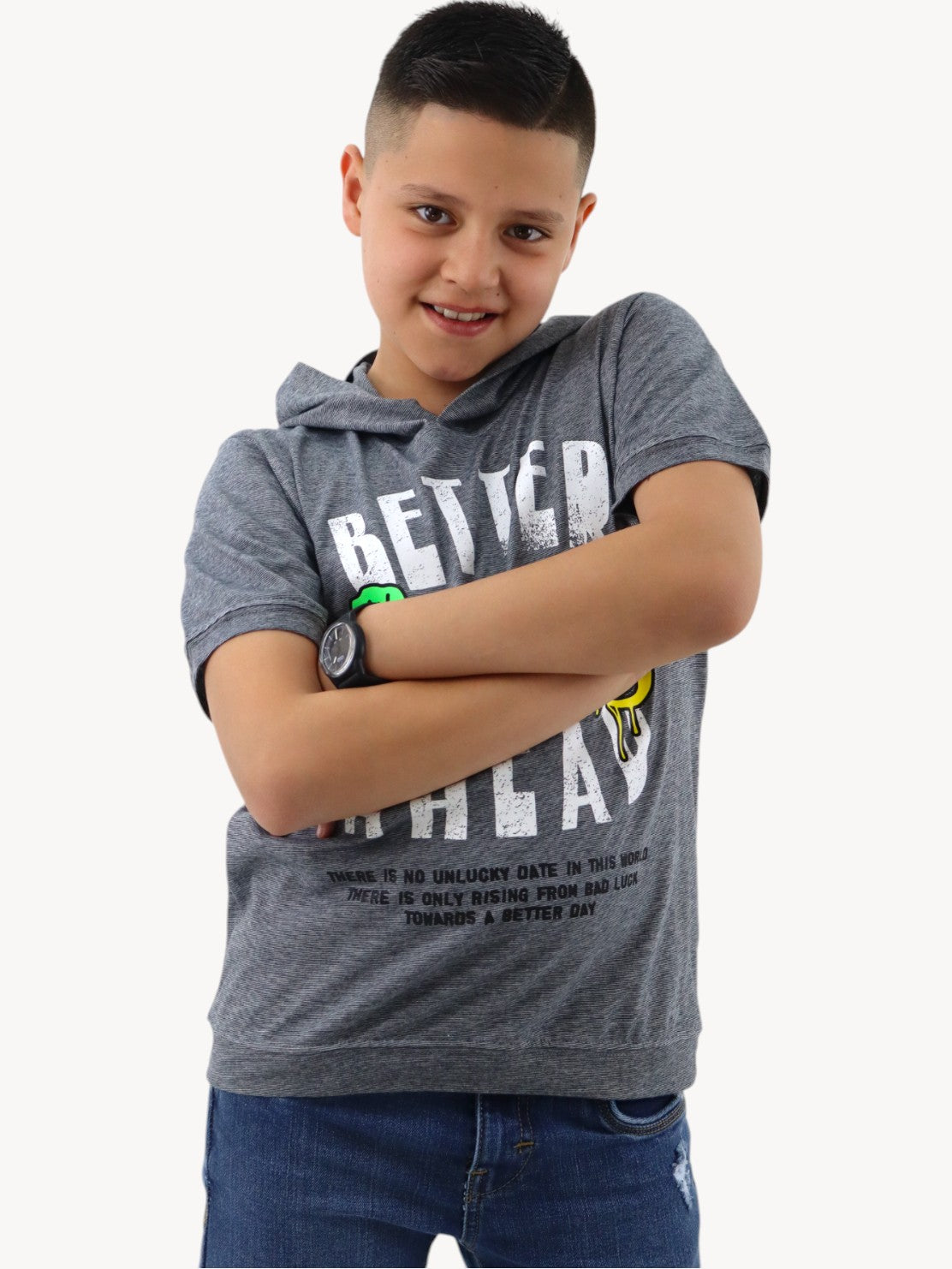 Playera manga corta con capucha y estampado