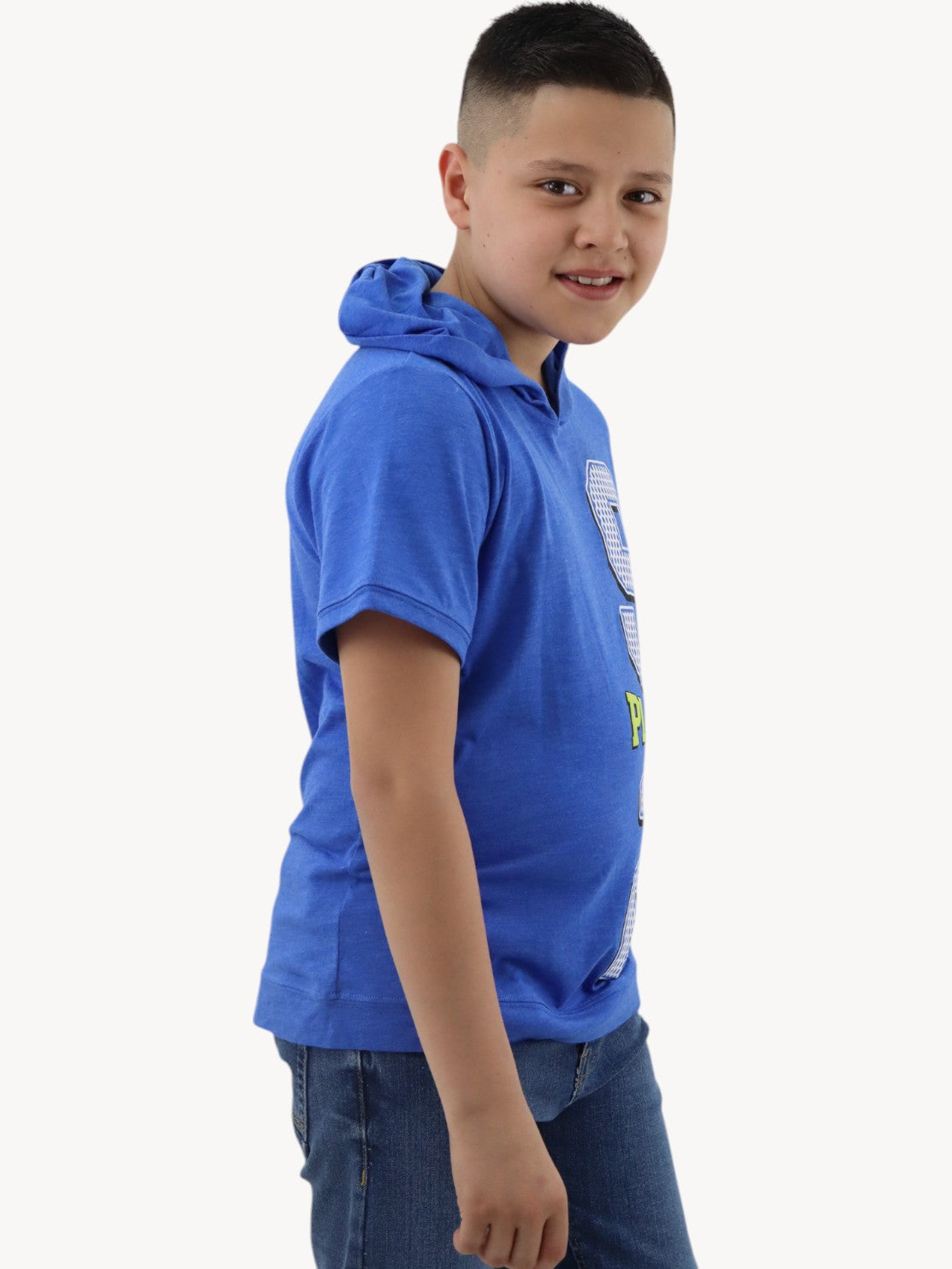 Playera con capucha y estampado