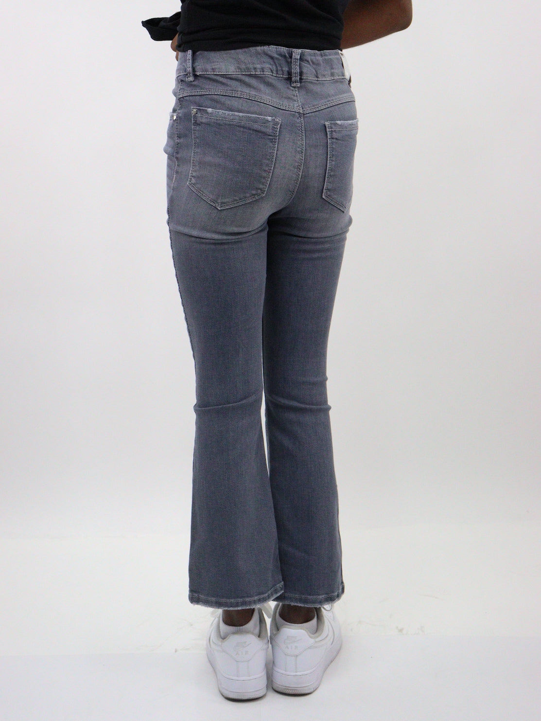 Jeans acampanado de color gris