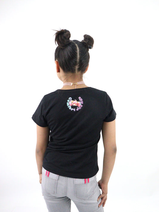 Playera manga corta de color negro con print