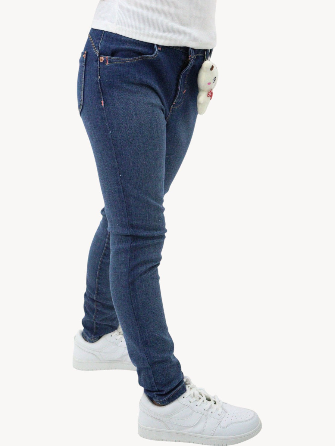 Jeans skinny con colgante decorativo