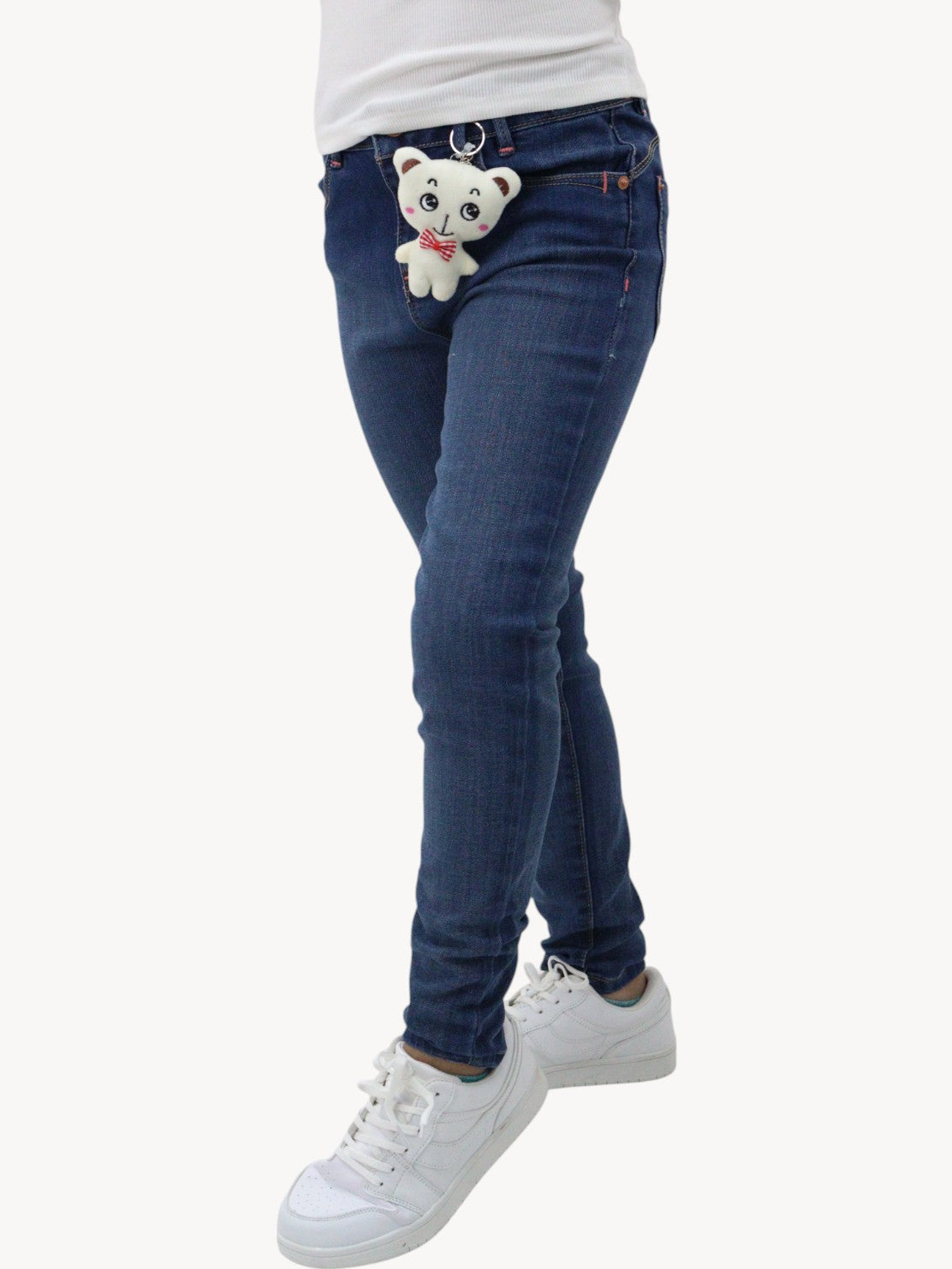 Jeans skinny con colgante decorativo