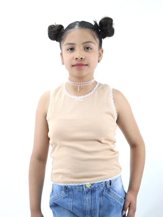 Playera tank de color ocre con encaje