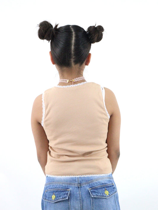 Playera tank de color ocre con encaje
