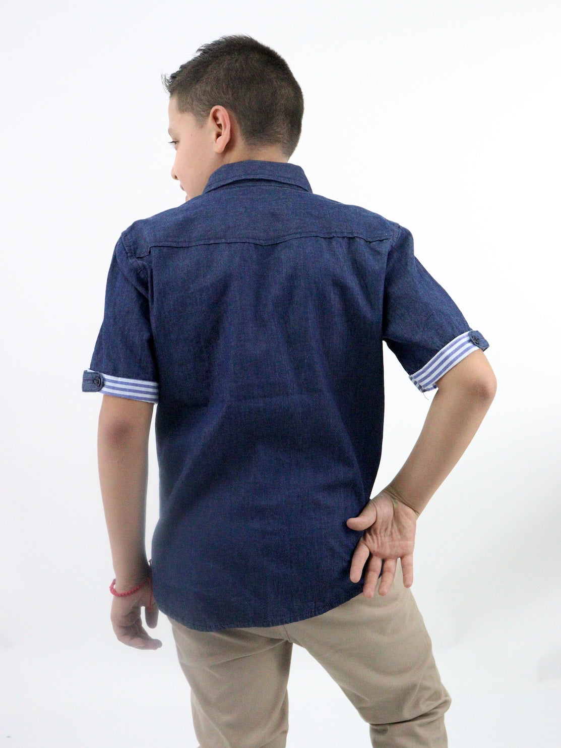 Camisa denim de color azul oscuro