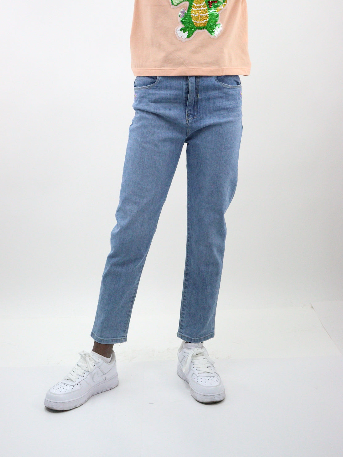 Jeans mom clasic con bordado floral edición especial