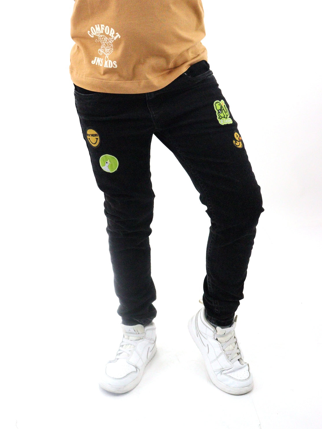 Jeans skinny negro deslavado con parches