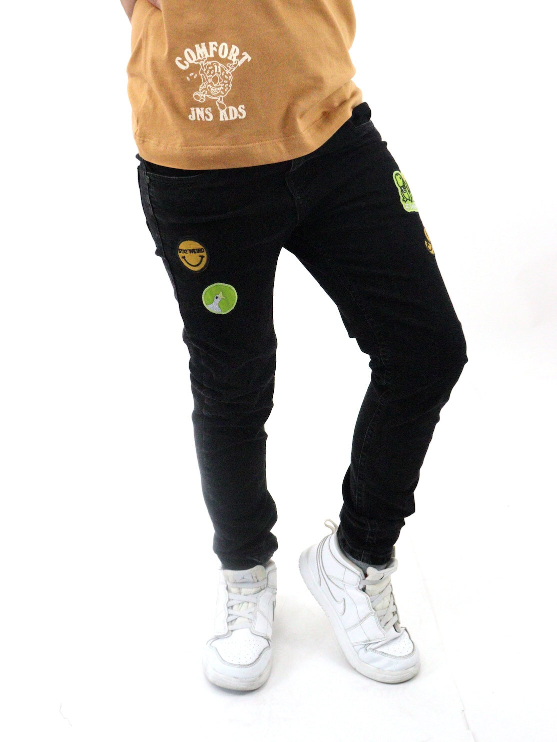 Jeans skinny negro deslavado con parches