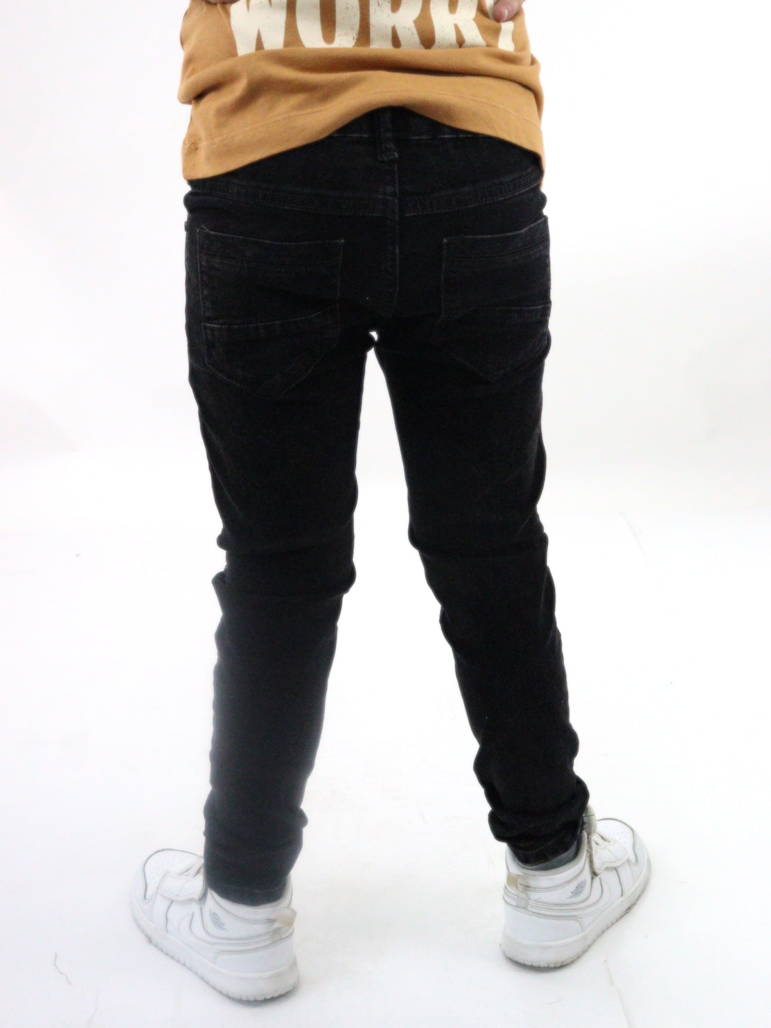 Jeans skinny negro deslavado con parches