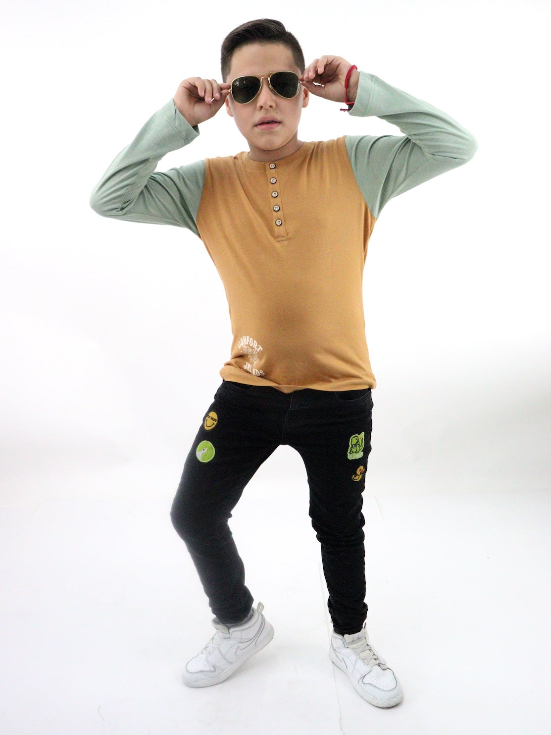 Jeans skinny negro deslavado con parches