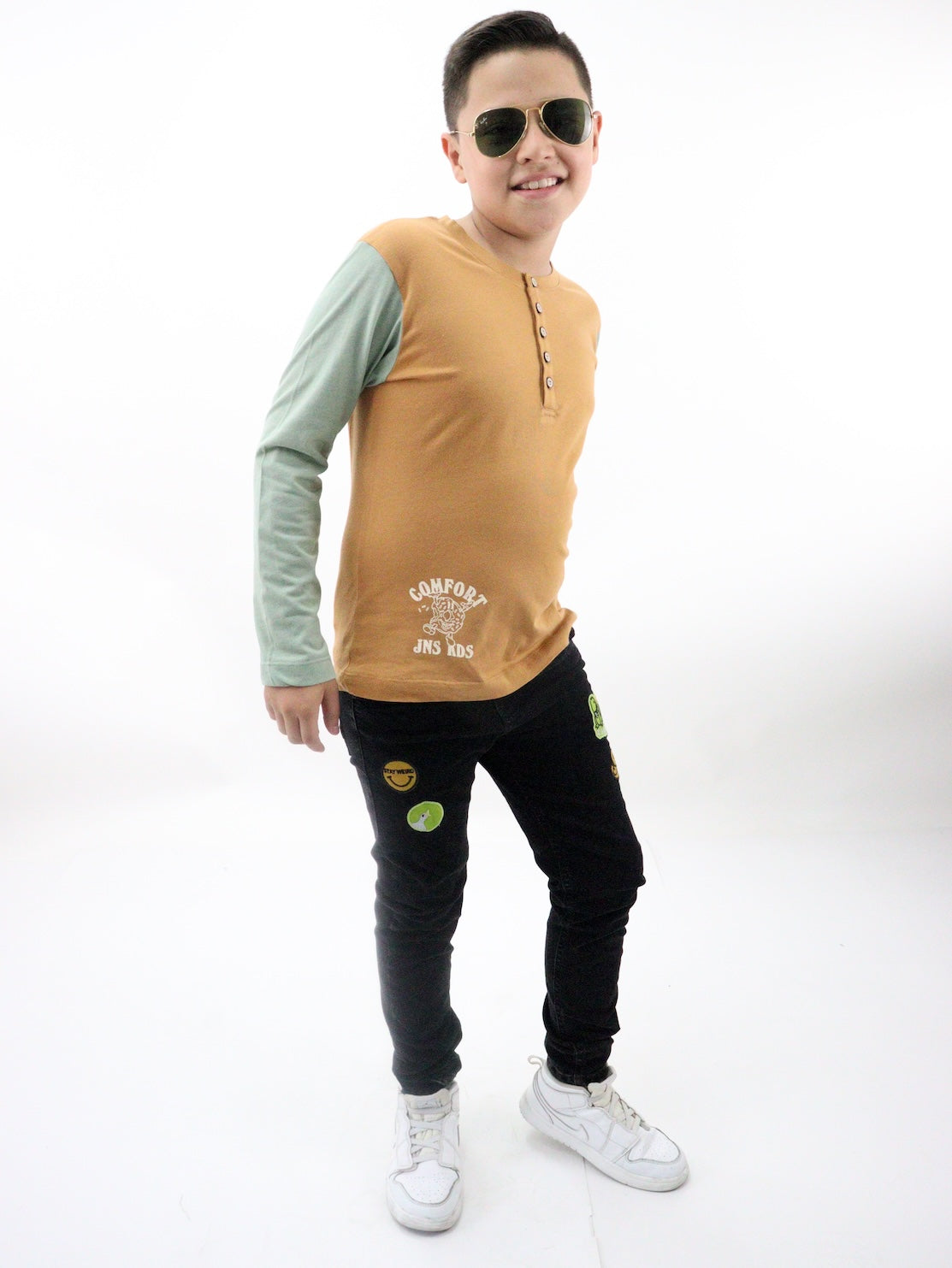 Jeans skinny negro deslavado con parches