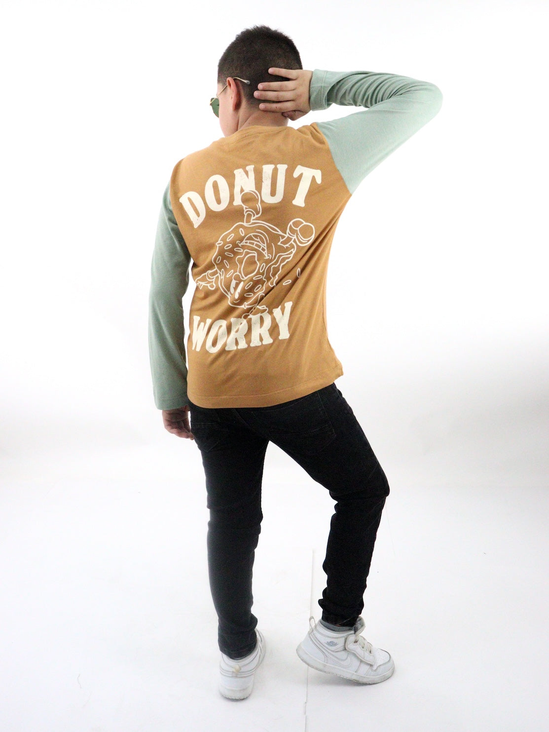 Jeans skinny negro deslavado con parches