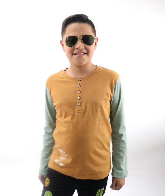 Playera manga larga de color combinado con estampado