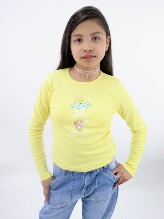 Playera manga larga de color amarillo con estampado