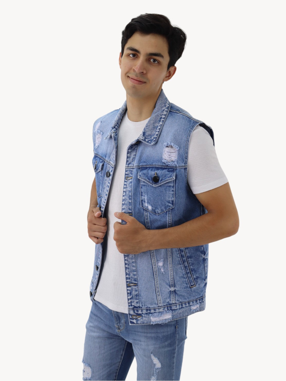 Chaleco denim de color azul medio con destrucción