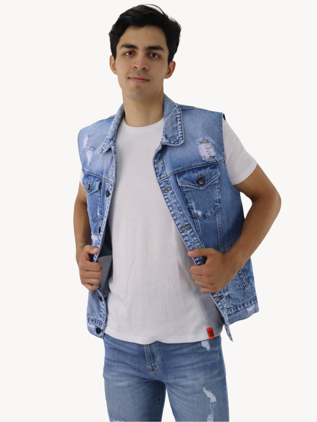 Chaleco denim de color azul medio con destrucción