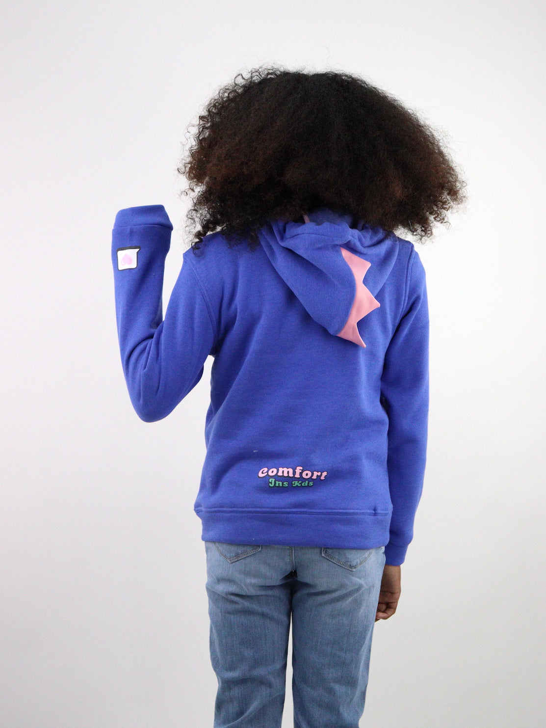 Sudadera con capucha de color azul con estampado