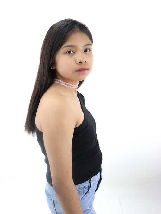 Playera hombro descubierto de color negro