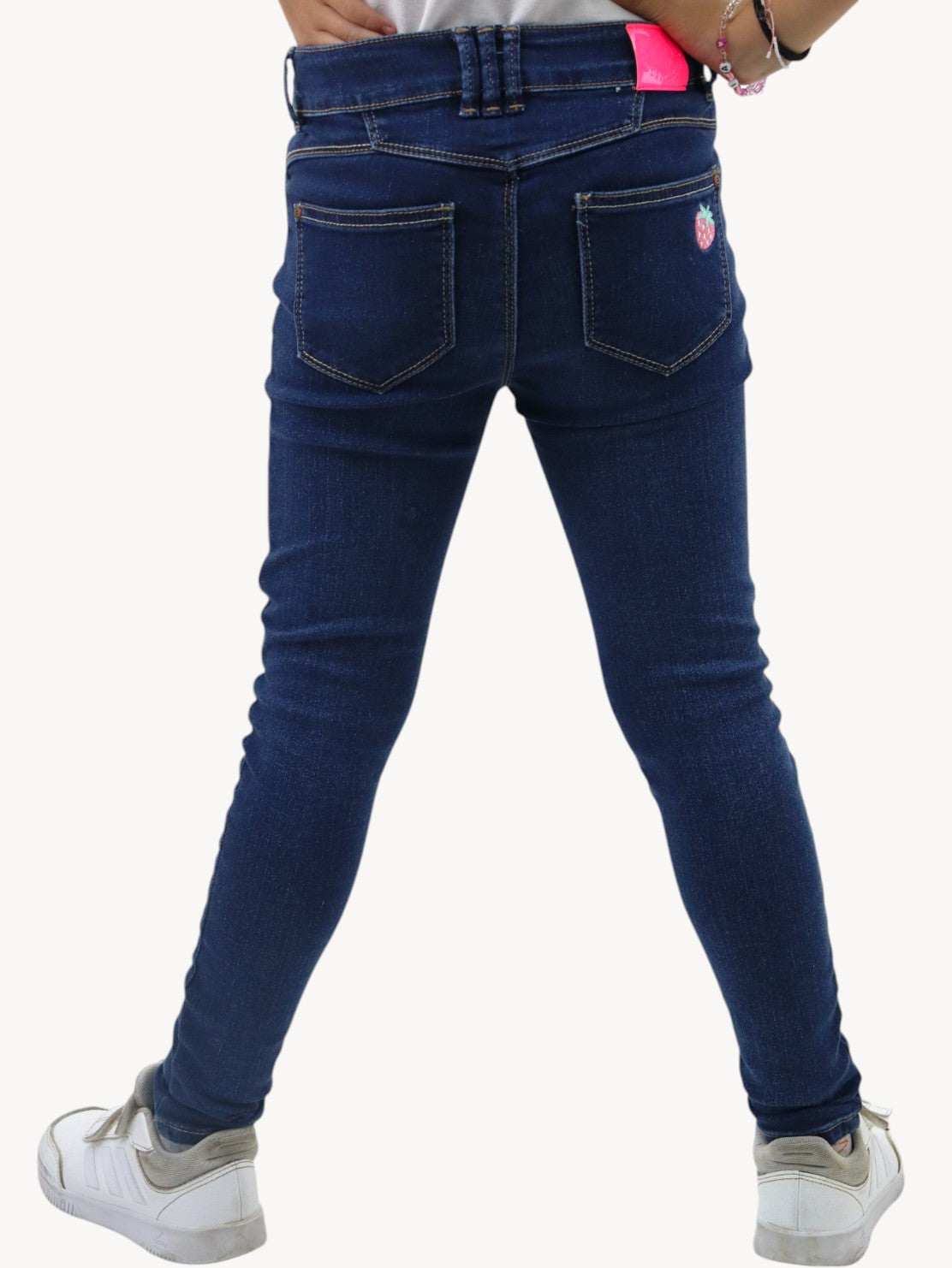 Jeans skinny con bordado de fresa