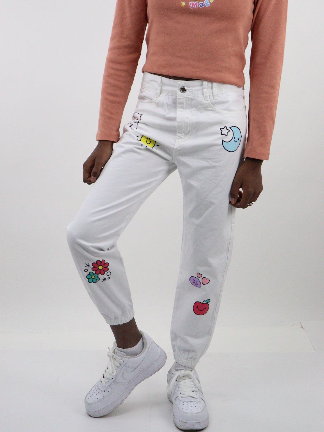 Jogger de color blanco edición especial con estampado