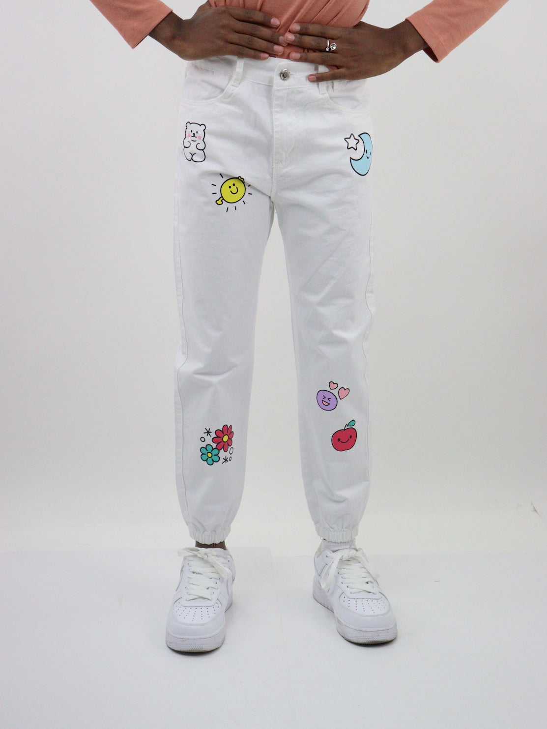 Jogger de color blanco edición especial con estampado