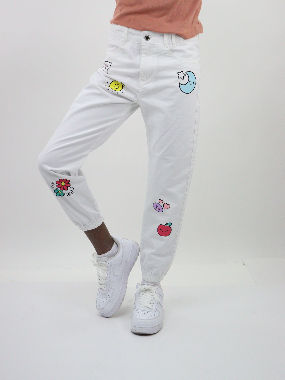 Jogger de color blanco edición especial con estampado