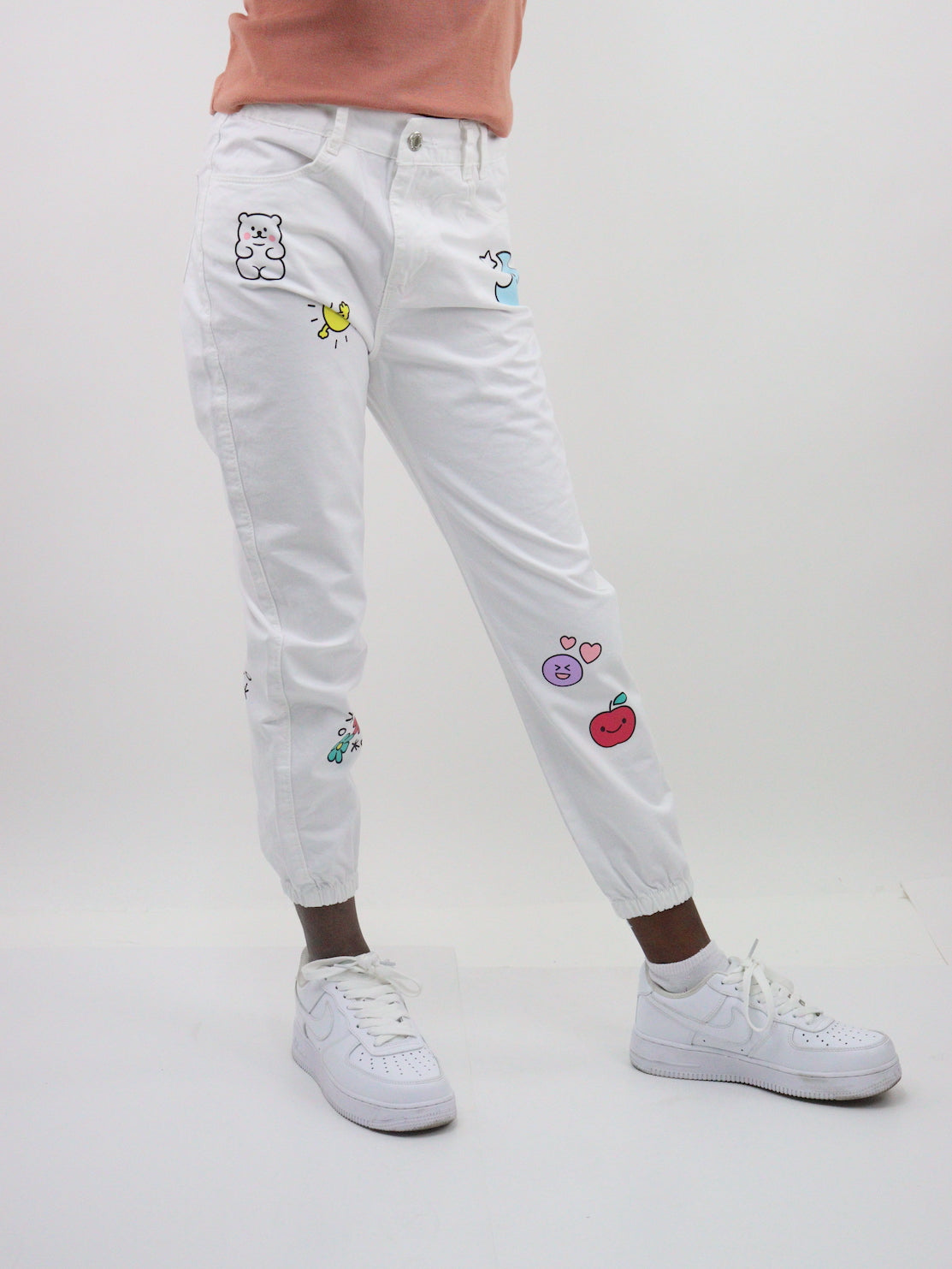 Jogger de color blanco edición especial con estampado
