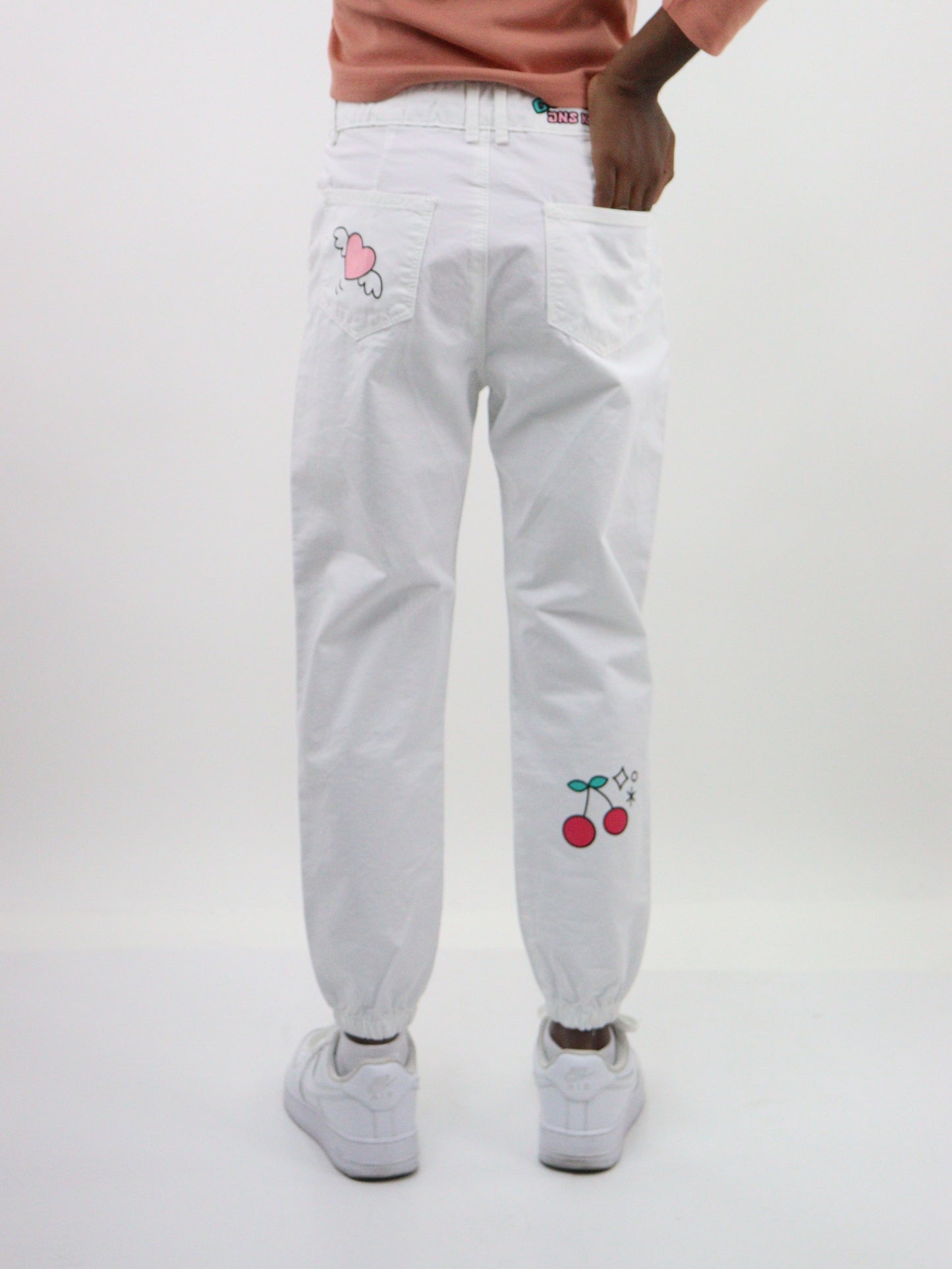 Jogger de color blanco edición especial con estampado