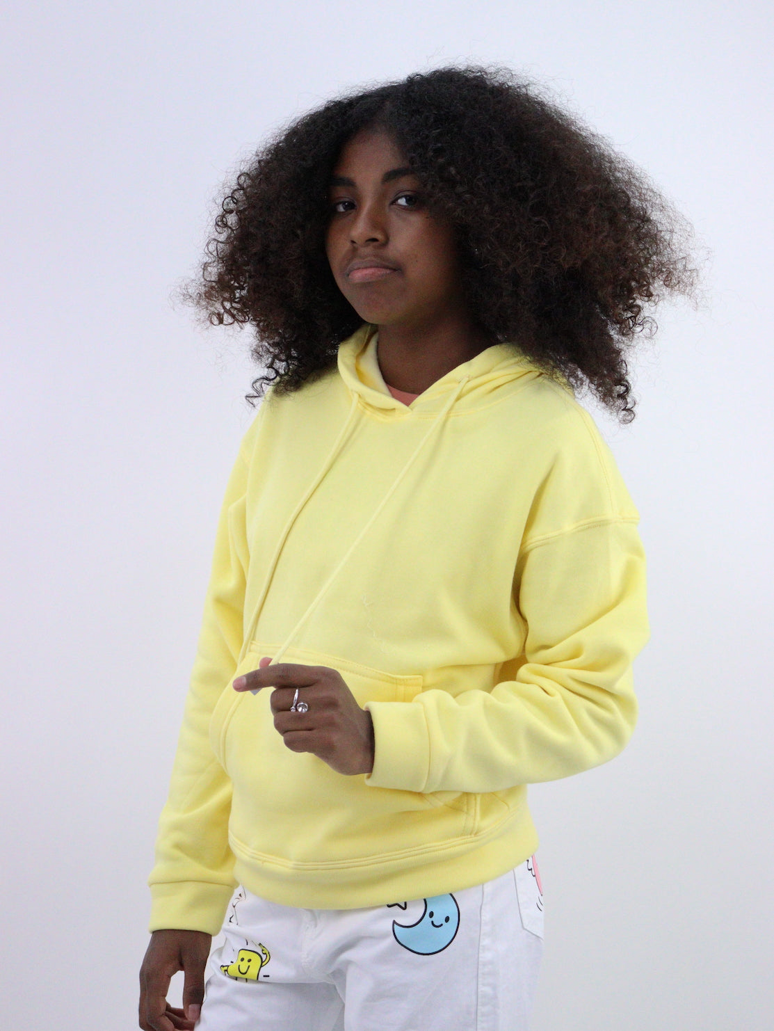 Sudadera con capucha de color amarillo