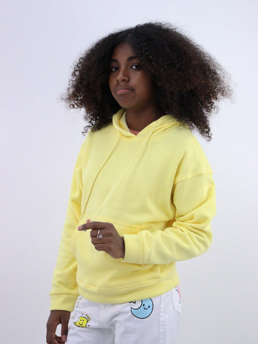 Sudadera con capucha de color amarillo