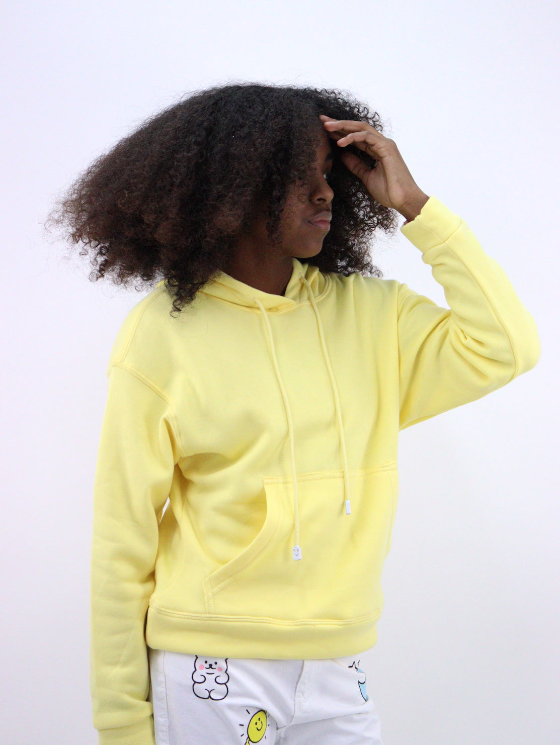 Sudadera con capucha de color amarillo