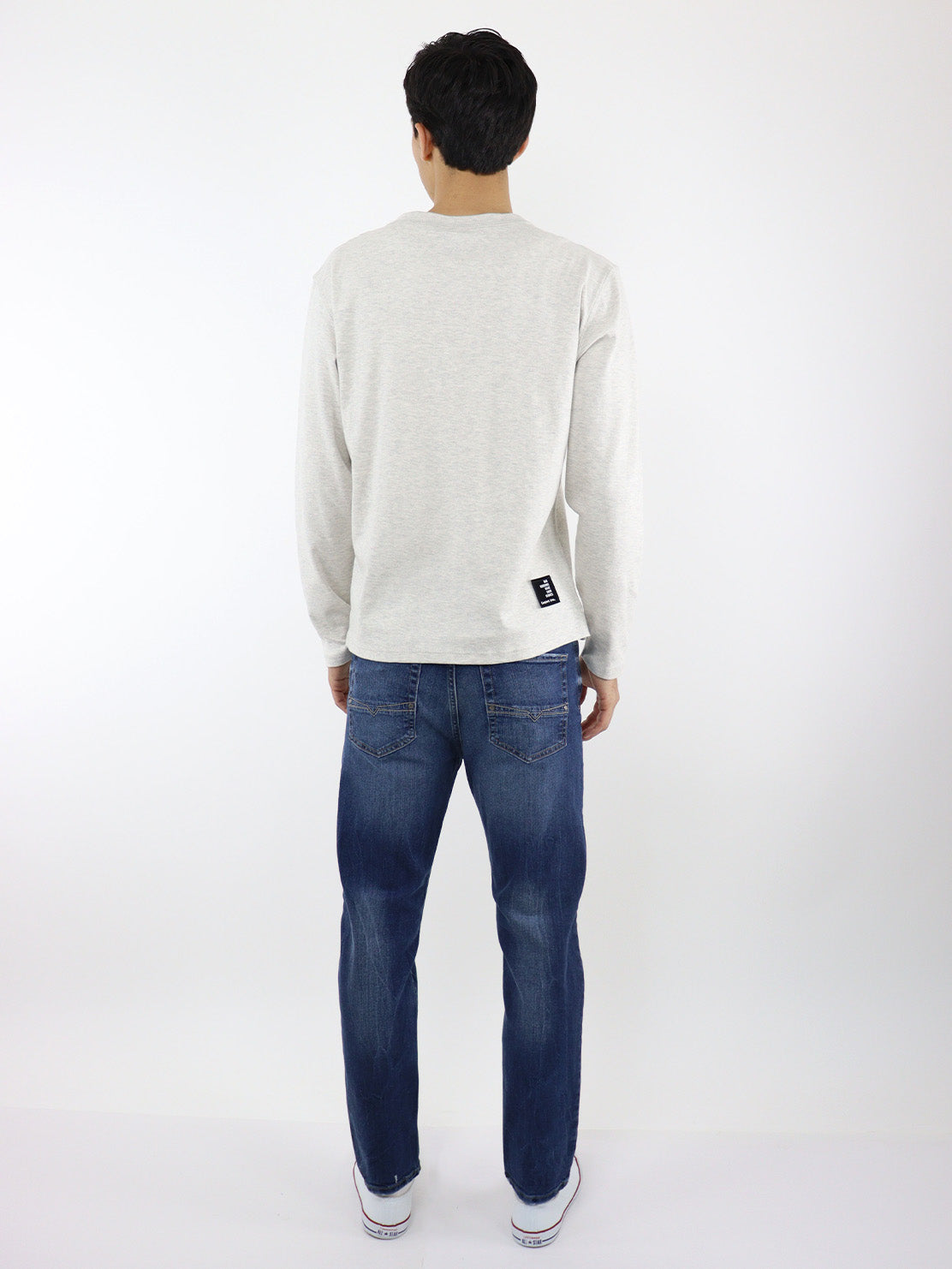 Jeans slim fit azul oscuro con destrucción