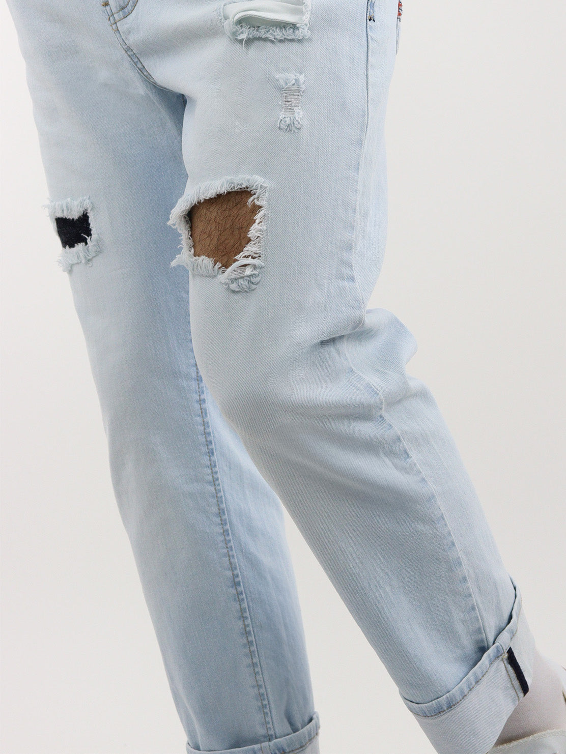 Jeans slim con destrucción