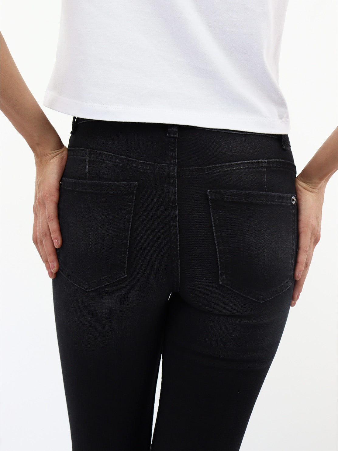 Jeans skinny negro deslavado