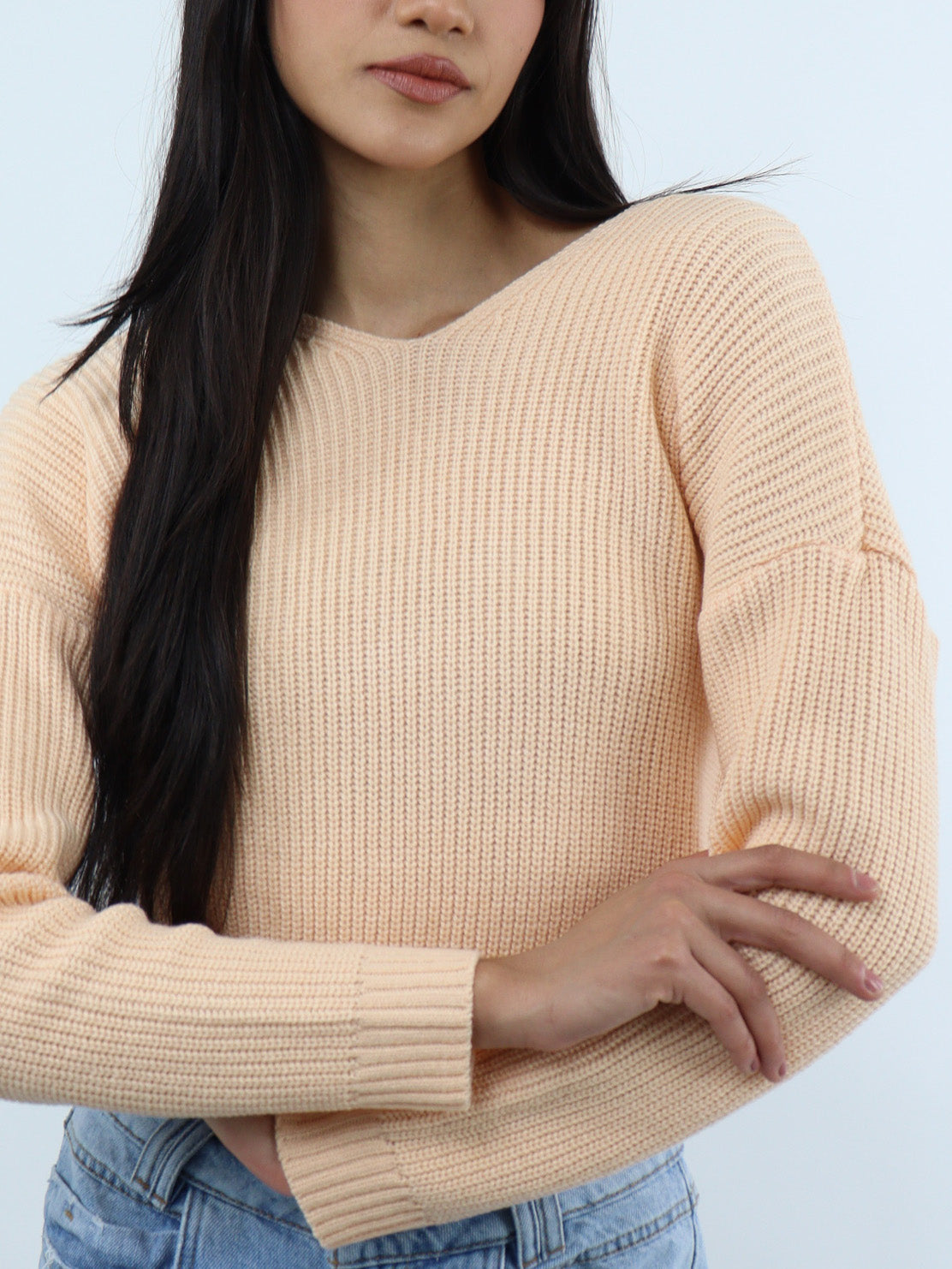 Suéter tejido frente cuello V con espalda descubierta