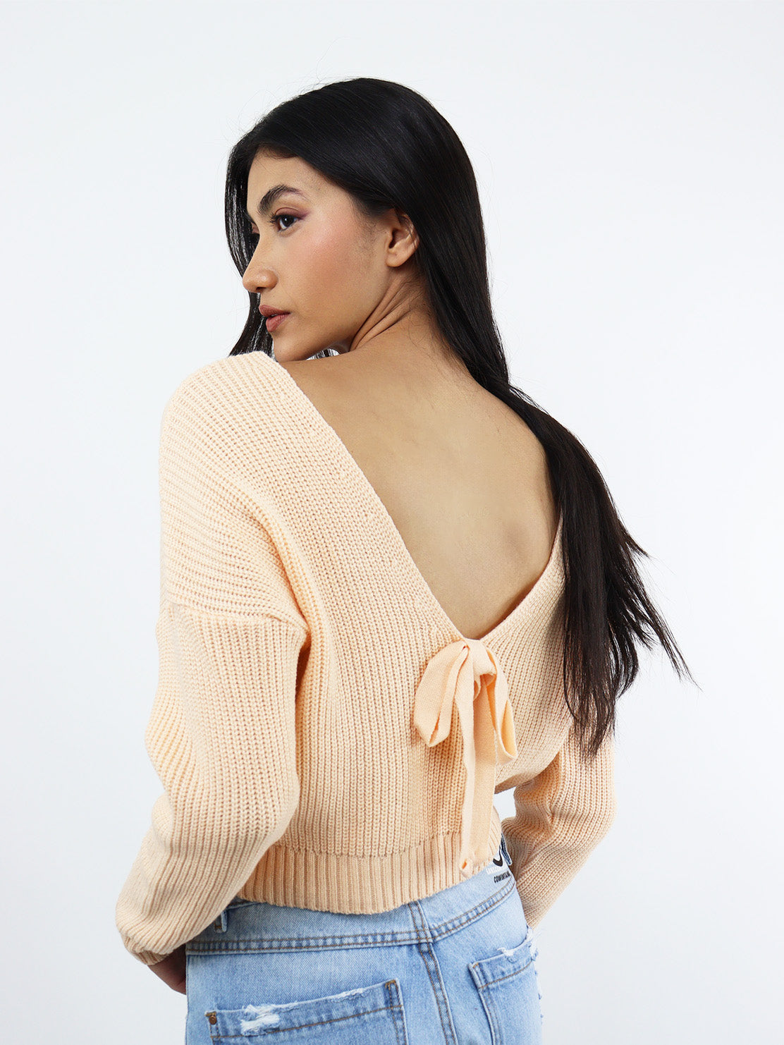 Suéter tejido frente cuello V con espalda descubierta