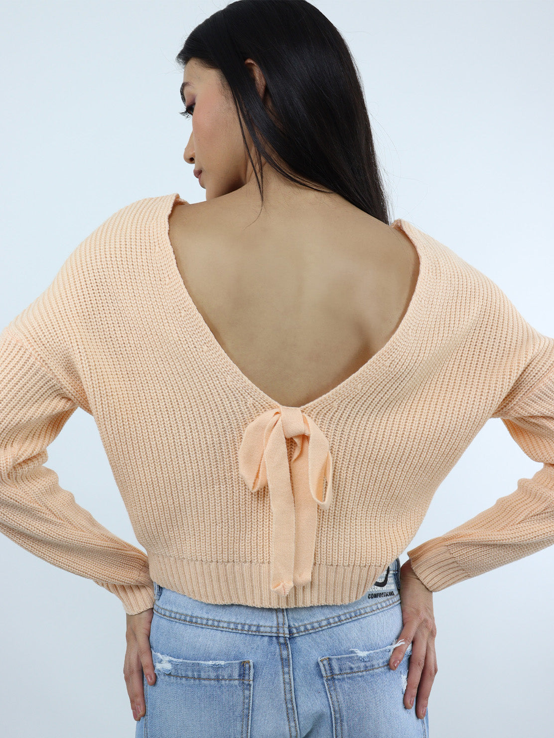 Suéter tejido frente cuello V con espalda descubierta
