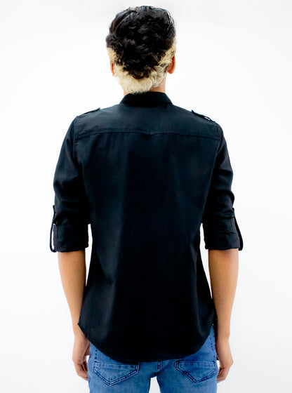 Camisa manga larga de color negro con bolsillos