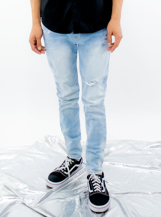 Jeans skinny de color azul claro con destrucción