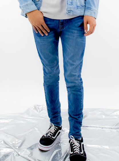 Jeans slim de color azul oscuro