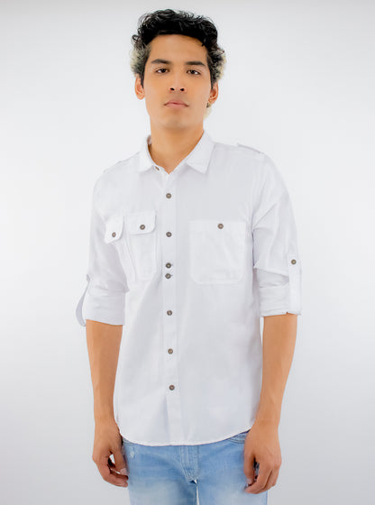 Camisa manga larga de color blanco con bolsillos