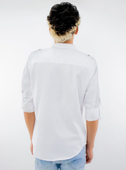 Camisa manga larga de color blanco con bolsillos