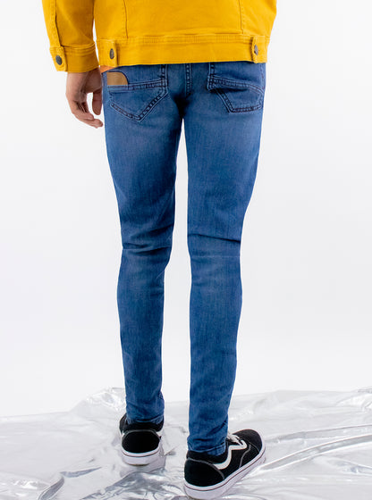 Jeans skinny de color azul oscuro con colgante