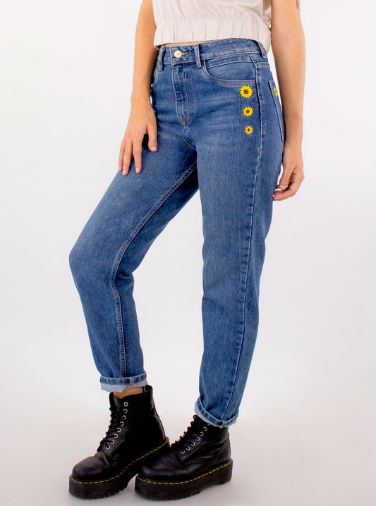 Jeans mom clasic con bordado de girasoles ( EDICIÓN ESPECIAL)