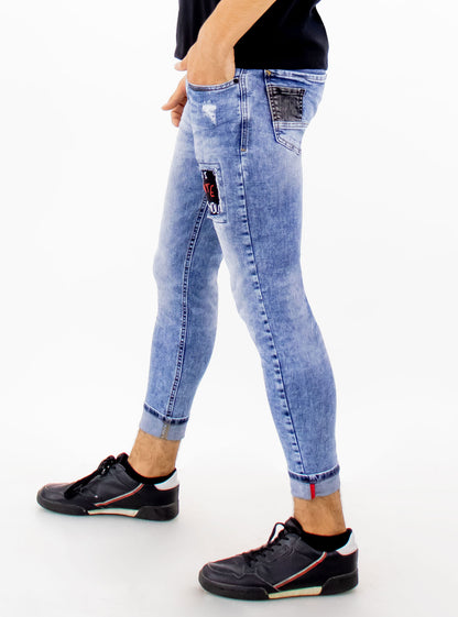 Jeans skinny de color azul medio con parche decorativo