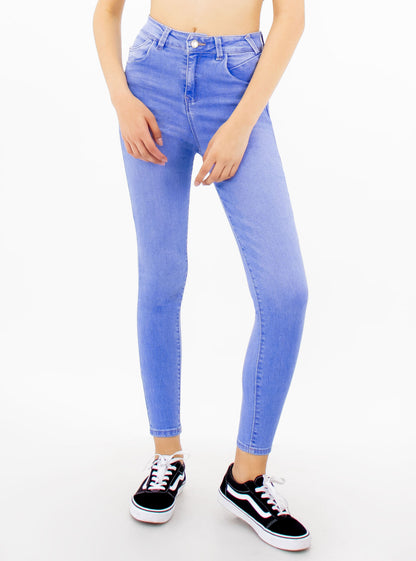 Jeans skinny tiro alto de color azul claro